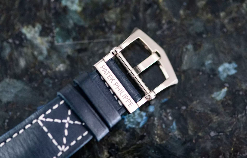 Lederarmband mit Dornschließe und der Aufschrift Patek Philippe