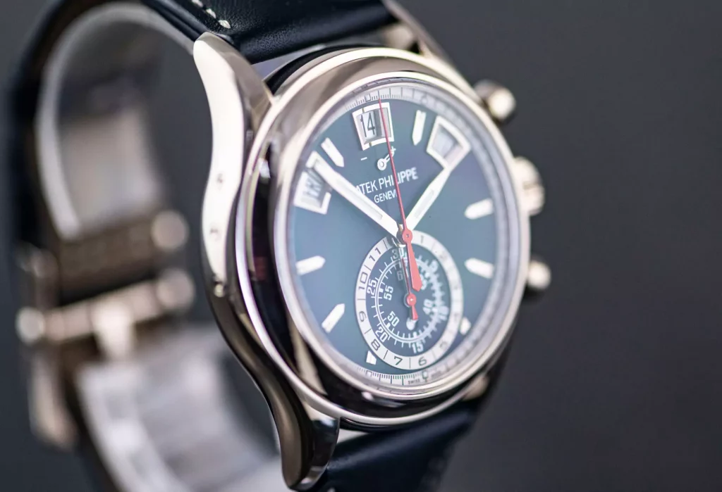 Patek 5960G mit blauem Zifferblatt von der Seite fotografiert