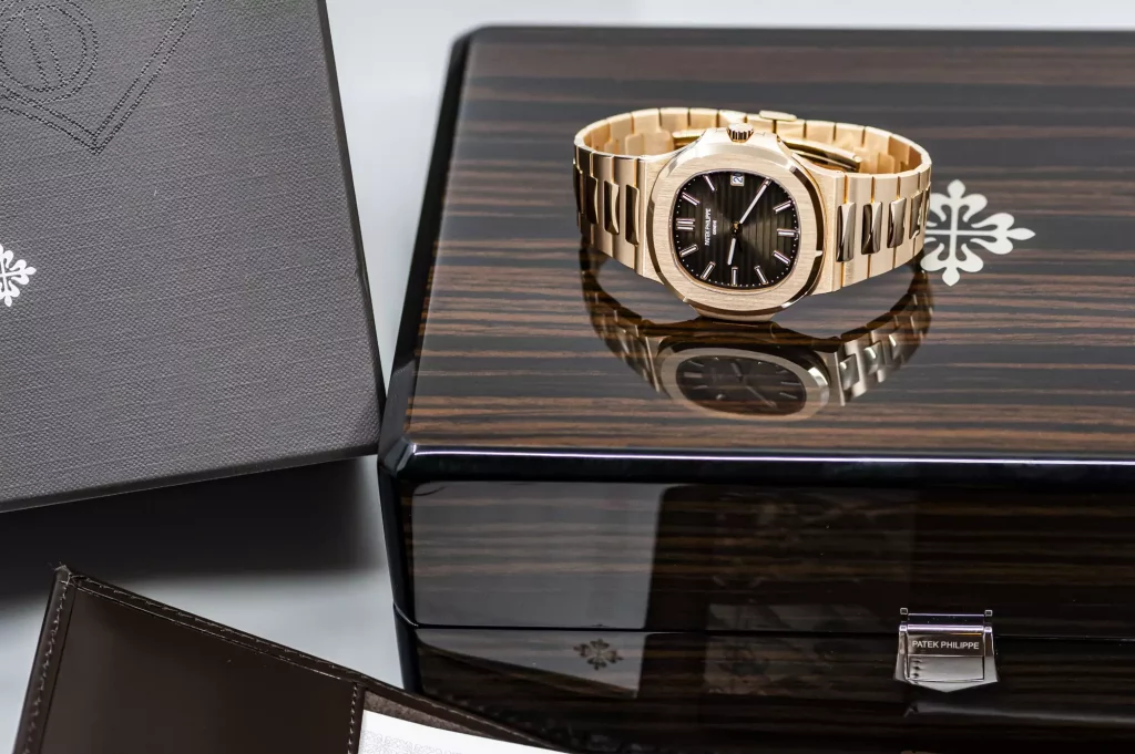 Nautilus auf der Original-Box von Patek Philippe liegend