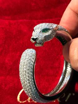 Cartier Panthère de Cartier Armreif | Weißgold | ca. 15.74 ct Pavè | Diamanten Smaragde Abbildung 8
