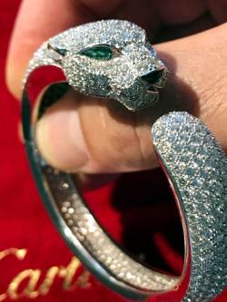 Cartier Panthère de Cartier Armreif | Weißgold | ca. 15.74 ct Pavè | Diamanten Smaragde Abbildung 9