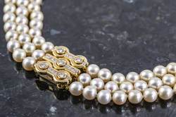 Dreireihige Perlenkette massive Schmuckschließe Gelbgold mit 23 Brillanten Abbildung 11