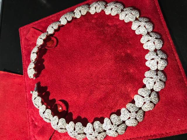 Four-leaf Clover Diamond Earrings in White Gold | KLENOTA